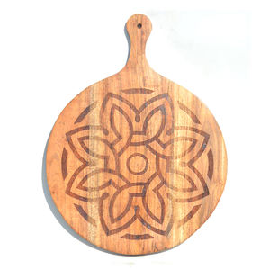 Tabla de cortar de madera rústica con textura de grano natural que agrega calidez y estilo a las cocinas tradicionales y modernas - Product Image 1