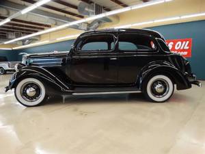 รถฟอร์ด ทิวดอร์ คลาสสิค ซีดาน ปี 1936 สีดำ รถโบราณยุค 1930 พร้อมที่ยึดยางอะไหล่ แต่งโครเมียม พวงมาลัยซ้าย เครื่องยนต์เบนซิน - Product Image 3