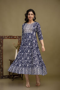 Vestido Largo Abarkali de Primera Calidad con Bordado de Lentejuelas, Diseño Lateral Dori, Estampado, Hecho a Mano en India - Product Image 3