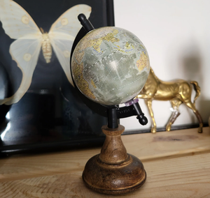 Globos decorativos modernos de aluminio de Crescent International hechos a mano en India - Product Image 2