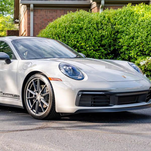 2024 911 Carrera T Coupé, Transmisión Manual de 7 Velocidades, Color Chalk Exterior, Sin Modificaciones - Product Image 1