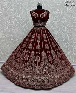 Impresionante terciopelo Lehenga Choli con trabajo hecho a mano y bordado - Product Image 4