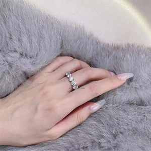Alianza de boda de oro blanco sólido de 14K con anillo de eternidad de moissanita de corte redondo de 3,50 quilates, anillo apilable a juego hecho a mano - Product Image 4