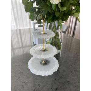 Soporte de pastel de resina bellamente diseñado Patrones modernos y bordes lisos para mesas de postre de lujo Herramientas para pasteles - Product Image 2