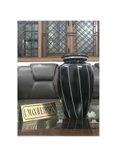 Urnas de diseño elegante con urnas de cremación de diseño de metal de latón de alta calidad estándar y diseño de acabado pulido - Product Image 1