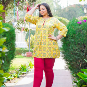 Kurti court en polyester à imprimé floral bleu pour femmes avec col en forme de trou de serrure et manches 3/4 conçu pour un usage quotidien - Product Image 1