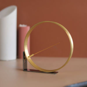 Soporte de incienso de latón redondo artesanal Acabado dorado Soporte hecho a mano Premium con toque decorativo para el hogar y espacios de meditación - Product Image 3