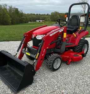 Tractor Massey Ferguson GC1725M de 25 HP con Tracción en las 4 Ruedas, Cargador Frontal de 49 Pulgadas y Plataforma de Corte de 60 Pulgadas - Product Image 5