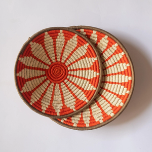 Plaque murale en herbe moonj tissée à la main en rose vif avec une toile décorative et un motif en spirale. Disponible aux prix de gros. - Product Image 4