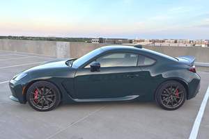 2025 GR 86 AWD Coche de bajo kilometraje, transmisión automática, volante a la izquierda, gasolina/eléctrico, color oscuro - Product Image 2