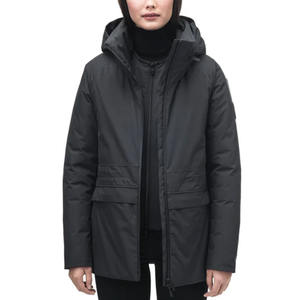 Parka corta transpirable de punto con capucha negra para mujer con logotipo personalizado chaqueta de invierno acolchada - Product Image 1