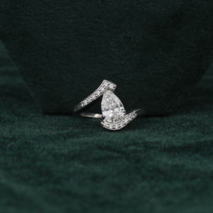 Anillo de compromiso de diamante cultivado en laboratorio con corte de pera de derivación, diseño hecho a mano personalizado con anillo de diamante de estilo moderno de oro sólido de 14 quilates - Product Image 1