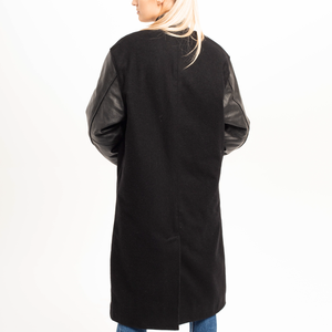 Abrigo Letherman de Lana Negra con Mangas de Cuero Negro, Abrigo Universitario Hecho a Medida, Abrigo de Béisbol Universitario de Alta Calidad para Mujer - Product Image 3