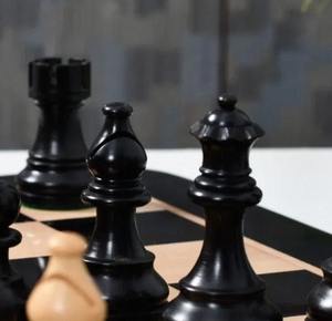 Juego de Piezas de Ajedrez Profesionales de la Serie Smokey Staunton, Madera de Boj Ebonizada y Boj Natural, Rey de 3.8 cm - Product Image 3