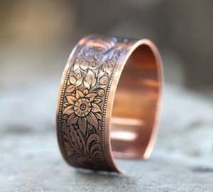 กำไลข้อมือทองแดงแท้ทำมือ ลายดอกไม้ เป็นมิตรกับสิ่งแวดล้อม ดีไซน์ทันสมัย ปรับขนาดและโลโก้ได้ สำหรับผู้หญิง โดยช่างฝีมือ - Product Image 2