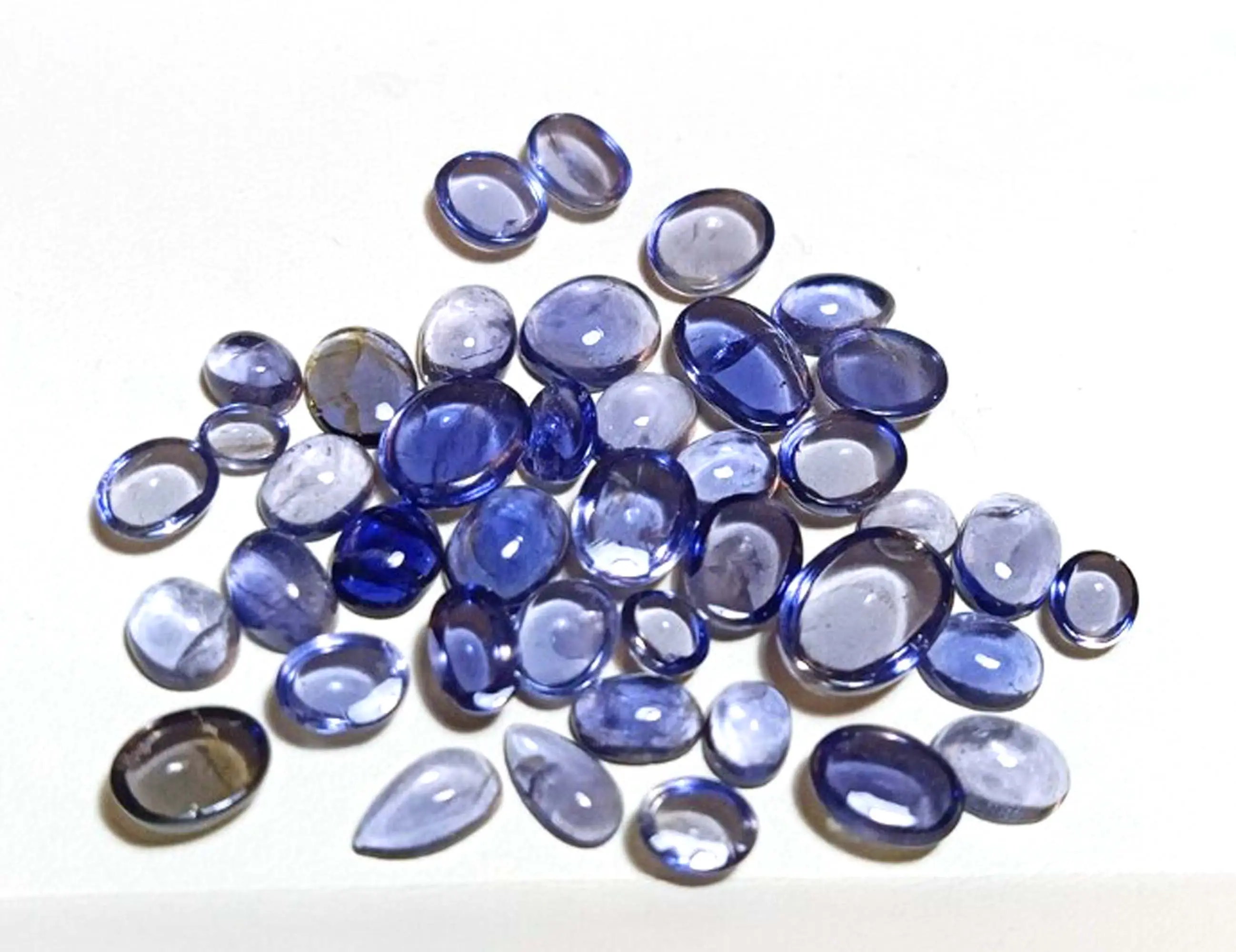 Iolite ธรรมชาติ Cabochon อัญมณี Iolite รูปไข่ขัดเงางามเรียบดีที่สุดสําหรับทําเครื่องประดับหิน Iolite