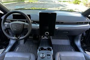 2021 M O S T N G Much-E G T AWD SUV, Neumáticos R18, Batería de Litio, Asientos de Cuero, Techo Panorámico, 6 Plazas, Portaequipajes de Aleación de Aluminio - Product Image 3