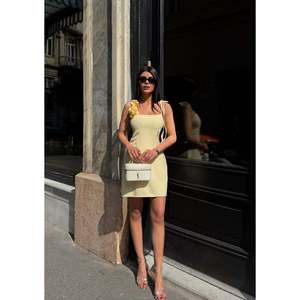 Vestido Negro con Tirantes de Rosas hasta la Rodilla para Mujer, Elegante Tela de Poliéster y Elastano Doble Atlas, Moda al por Mayor missJANELL - Product Image 4