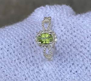 Anillo Ovalado de Peridoto en Plata de Ley, Piedra de Nacimiento de Agosto, Elegante Anillo de Moda para Mujer - Product Image 3