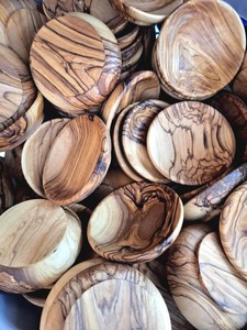 Bols en bois d'olivier de qualité supérieure de la Terre Sainte pour les offrandes rituelles, les pratiques de méditation et les cérémonies sacrées, disponibles à la vente - Product Image 2