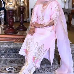 Trajes hermosos de moda india bordada a mano sin costuras de diseñador moderno para mujer, ropa de fiesta de seda de estilo tradicional - Product Image 1