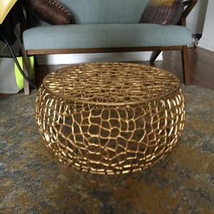 Table basse moderne écologique en aluminium finition or, base ajourée corail, plateau lisse, mobilier de luxe fait main par des designers - Product Image 3