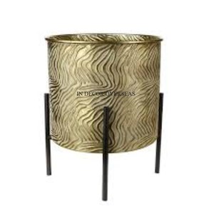 Vente chaude Moderne Creative Art Unique Designer Texture Plaqué Or Jardinière En Métal De Qualité Supérieure Avec Fourniture De Stand De Couleur Noire - Product Image 1
