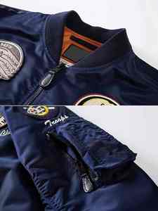 แจ็กเก็ตผู้ชายน้ำหนักเบามีกระเป๋าด้านข้างให้ความอบอุ่นแจ็คเก็ตบอมเบอร์ผ้าซาตินสำหรับทุกเพศพร้อมผ้ากำมะหยี่ปัก - Product Image 6