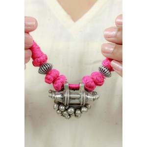 Collar Tridha Tribal Tabeej de Plata 925 con Dori Rosa, Joyería Cultural Coleccionable - Product Image 1