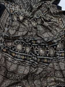 Blusa de Saree de Seda Crepé de Diseño Moderno y Elegante con Zari y Trabajo de Espejos Reales para Uso Casual o de Fiesta - Product Image 5