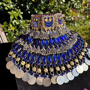 สร้อยคอของชนเผ่าที่ประณีตและประณีตแบบดั้งเดิมที่มีลูกปัดรูปไข่สีฟ้าเรืองแสงลึกสายรัดอย่างพิถีพิถันกับ matchs ขนาดเล็ก - Product Image 1