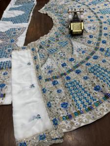 Les paillettes de vêtements brodés en fausse georgette populaires pour femmes fonctionnent avec Cancan & Canvas Patta Lace en vente! - Product Image 6