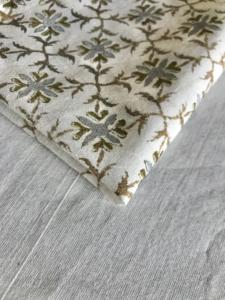 ผ้าฝ้ายพิมพ์ลายด้วยมือ สีเขียวมะกอก น้ำตาล และเทา ลายดอกไม้และเรขาคณิตบนพื้นผ้าสีธรรมชาติ - Product Image 3