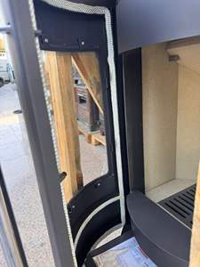 Estufa moderna de hierro fundido con puerta de vidrio ¡Elegancia y potencia! - Product Image 5