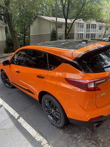 SUV compact de luxe sportif d'occasion 2023, modèle performant turbocompressé avec jantes en alliage noir et intérieur haut de gamme - Product Image 2