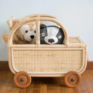 Coche de juguete de ratán hecho a mano para niños, con ruedas de madera, para jugar en interiores. - Product Image 3