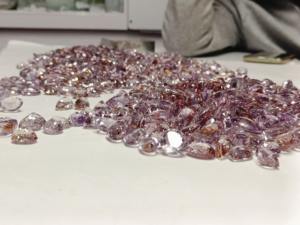 พลอยอะเมทรินธรรมชาติสองสี เมห์ราจูดิน เจมส์ คุณภาพ 100% น้ำหนัก 15-25 กะรัต แบบหลวม ผ่านการรับรองจากผู้ตรวจสอบอิสระ  เคลือบแว็กซ์/น้ำมัน สำหรับทำเครื่องประดับ - Product Image 4