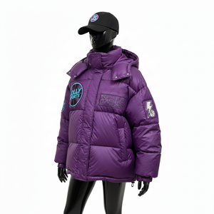 Chaqueta Acolchada con Capucha para Mujer, Tela de Poliéster Premium, Paneles Acolchados Múltiples, Color Morado, Logotipo Personalizado con Parche, Chaqueta Acolchada para Mujer - Product Image 4