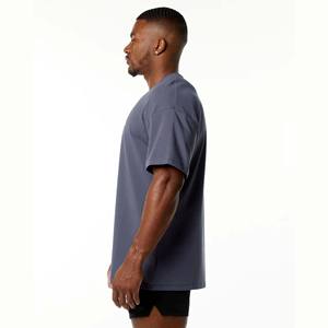 Camiseta con hombros caídos para hombre de color púrpura silenciado: rendimiento exclusivo, corte raglán ajustado, mezcla de 94% algodón 6% Spandex - Product Image 2
