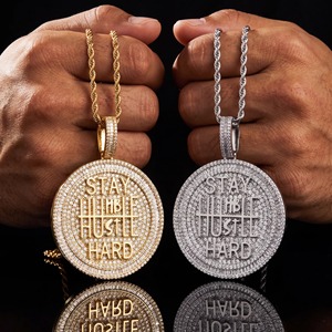 Colgante Redondo de Plata de Ley 925 con Moissanita y la Inscripción “HUSTLE HARD”, Joyería Hip Hop de Lujo para Hombre - Product Image 5