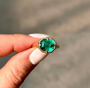 Anillo solitario de moissanita de corte esmeralda verde de 5 quilates con ajuste East West con puntas de brújula modernas y juego de bisel en plata - Product Image 1