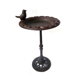 Bain d'oiseau en métal fini antique avec oiseau et piédestal Fabriqué à la main Look moderne pour balcon de jardin Utilisation extérieure décorative - Product Image 1