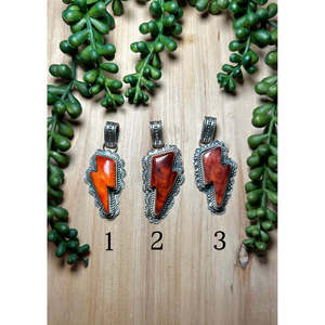 Colgante Navajo hecho a mano de ostra espinosa y plata de ley con engaste de bisel, oro rosa y platino, amuleto religioso con patrón numérico - Product Image 1