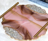 Plateau de service artisanal en résine rose, taille personnalisée, avec poignées, peint à la main, écologique, traditionnel, décoratif, motif géode, pour le petit-déjeuner