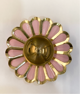 Portavelas artístico de metal para accesorios de lujo para el hogar, decoración elegante de Uttar Pradesh, grande con acabado dorado. - Product Image 2