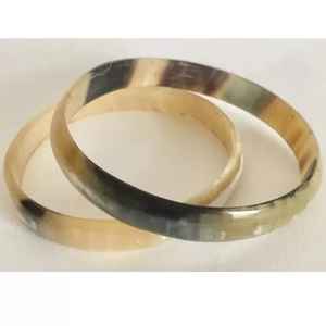 Los elegantes brazaletes de cuerno de búfalo cuentan con una cautivadora combinación de rayas blancas y negras - Product Image 1