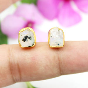 Moda étnica Arco Iris piedra lunar forma rectangular 8MM 24KGold Plated bisel ajuste Stud pendiente para mujer Joyería Al por mayor fiesta - Product Image 1