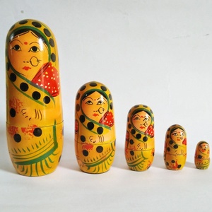 Ensemble de poupées gigognes en bois peintes à la main de 5 poupées matriochka décoratives de style russe pour la collection de décoration intérieure et l'utilisation de cadeaux - Product Image 5