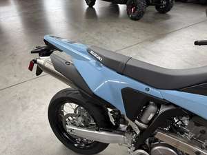 Moto tout-terrain DR-Z400SM Suzuki, modèle 2025, prix réduit, 100% d'origine, scellée en usine avec garantie d'un an - Product Image 2