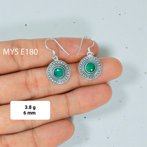 Pendientes de Plata de Diseño Único con Esmeralda, Piedra Redonda Tallada, Plata de Ley 925 - Product Image 1